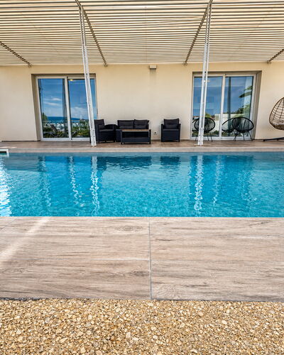 A Casa di Chica: Acqua, Piscina, Materiale Composito, Ricorrere, Mobili Da Esterno, Shade, Tempo Libero, Giochi D'Acqua, Sedia, Lettino