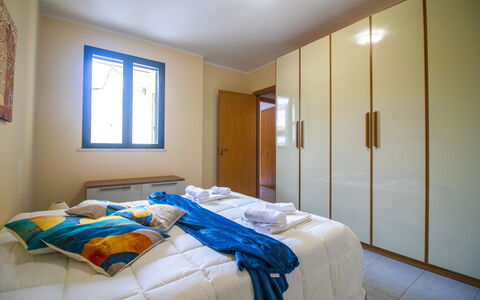 Nicoletta'S House in Otranto: Legna, Interior Design, Pavimentazione, Pavimento, Camera Da Letto, Letto, Camera, Mobilia, Soffitto, Appartamento