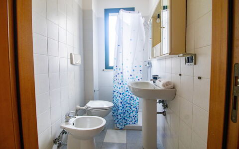 Nicoletta'S House in Otranto: Pavimentazione, Interior Design, Pavimento, Idraulico Fixture, Camera, Bagno, Idraulico, Lavandino Del Bagno, Lavello, Piastrella