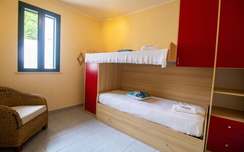 Nicoletta'S House in Otranto: Legna, Pavimento, Interior Design, Pavimentazione, Mobilia, Camera Da Letto, Camera, Letto, Casa, Soffitto