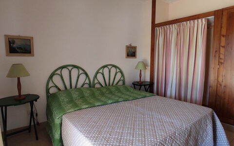 Villa Vignola: Mobilia, Letto, Interior Design, Camera Da Letto, Pavimento, Pavimentazione, Lenzuolo, Bedding, Legna, Biancheria