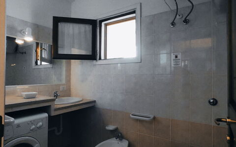 Villa Vignola: Idraulico Fixture, Parete, Pavimentazione, Interior Design, Pavimento, Lavello, Bagno, Lavandino Del Bagno, Rubinetto, Idraulico
