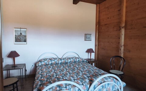 Baita Vignola: Legna, Mobilia, Camera Da Letto, Interior Design, Pavimento, Lenzuolo, Pavimentazione, Biancheria, Letto, Bedding