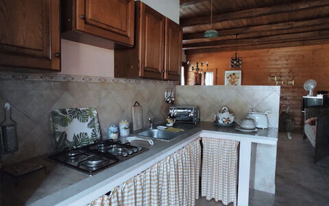 Baita Vignola: Cucina, Pavimentazione, Interior Design, Legna, Mobilia, Pavimento, Controsoffitto, Elettrodomestico Da Cucina, Camera, Cucina Stufa