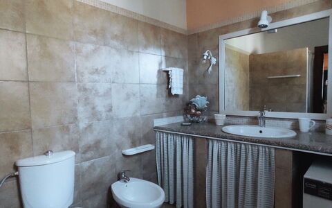 Baita Vignola: Pavimentazione, Idraulico Fixture, Pavimento, Interior Design, Lavello, Lavandino Del Bagno, Bagno, Rubinetto, Toilet Seat, Idraulico