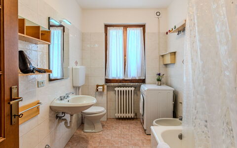 Legnone: Pavimentazione, Pavimento, Interior Design, Camera, Idraulico Fixture, Soffitto, Idraulico, Bagno, Appartamento, Lavello