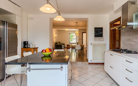 Legnone: Mobilia, Interior Design, Pavimentazione, Controsoffitto, Cucina, Pavimento, Soffitto, Legna, Camera, Lampada