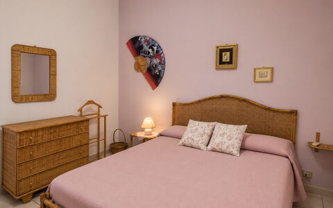 Villa Lina: Mobilia, Letto, Camera Da Letto, Bedding, Interior Design, Lenzuolo, Legna, Pavimento, Biancheria, Pavimentazione