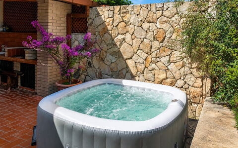 Villa Lina: Vasca Da Bagno, Idraulico Fixture, Piscina, Materiale Composito, Vasca Idromassaggio, Vaso Di Fiori, Tempo Libero, Pianta Della Casa, Giochi D'Acqua