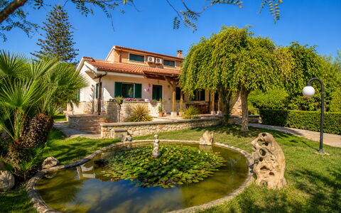 Villa Lina: Casa, Casa, Architettura, Arbusto, Zona Residenziale, Giardino, Estate, Hacienda, Landscaping, Villetta
