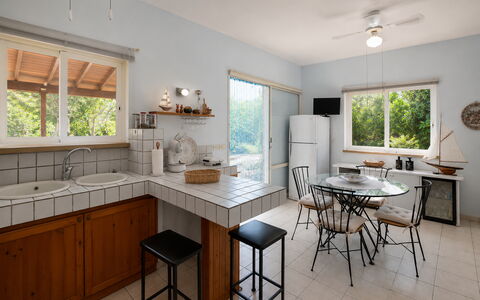 Villa Lina: Mobilia, Interior Design, Pavimentazione, Soffitto, Cucina, Legna, Controsoffitto, Pavimento, Lampada, Illuminazione