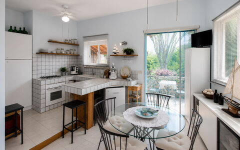 Villa Lina: Mobilia, Interior Design, Cucina, Sedia, Pavimentazione, Controsoffitto, Tavolo, Lampada, Cucina & Sala Da Pranzo Tavolo, Soffitto