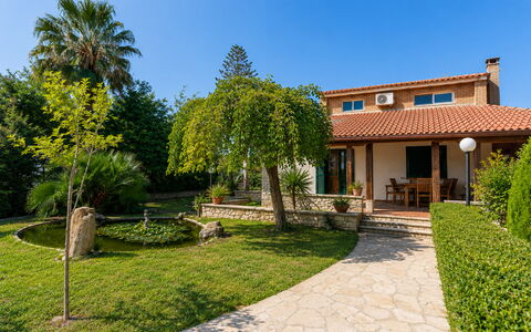 Villa Lina: Arbusto, Casa, Zona Residenziale, Giardino, Casa, Shade, Landscaping, Estate, Backyard