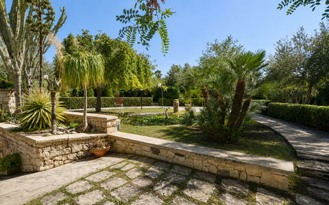 Villa Lina: Vegetazione, Giardino, Arbusto, Groundcover, Flagstone, Passerella, Landscaping, Woody Impianto, Shade