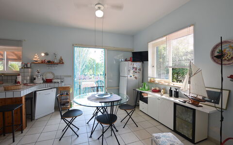 Villa Lina: Mobilia, Interior Design, Sedia, Tavolo, Soffitto, Cucina & Sala Da Pranzo Tavolo, Illuminazione, Lampada, Pavimentazione, Cucina