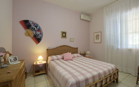 Villa Lina: Mobilia, Letto, Camera Da Letto, Bedding, Lenzuolo, Interior Design, Legna, Biancheria, Camera, Pavimento