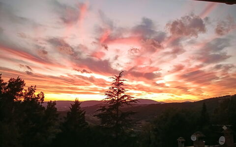 House in the Woods, Pool and Relax in Umbria: Cielo, Afterglow, Natura, Nube, Tramonto, Ramo, Crepuscolo, Orizzonte, Arancia, Alba
