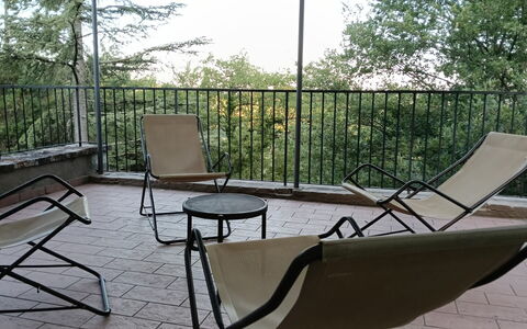 House in the Woods, Pool and Relax in Umbria: Mobilia, Sedia, Mobili Da Esterno, Tavolo Esterno, Ferro, Shade, Metallo, Sedia Pieghevole, Deck, Balcone