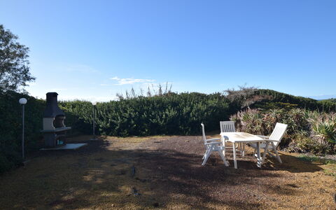 Punta Braccetto Fronte Mare: Arbusto, Giardino, Landscaping, Backyard, Mobili Da Esterno