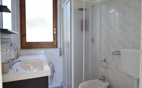 Punta Braccetto Fronte Mare: Pavimentazione, Pavimento, Interior Design, Camera, Idraulico Fixture, Appartamento, Lavello, Rubinetto, Soffitto, Idraulico