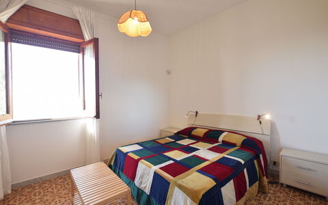 Punta Braccetto Fronte Mare: Letto, Camera Da Letto, Parete, Interior Design, Pavimento, Lenzuolo, Legna, Pavimentazione, Bedding, Camera