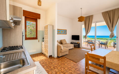 Punta Braccetto Fronte Mare: Mobilia, Pavimentazione, Pavimento, Interior Design, Mare, Sedia, Color Legno, Pavimento In Legno, Cucina & Sala Da Pranzo Tavolo, Oceano