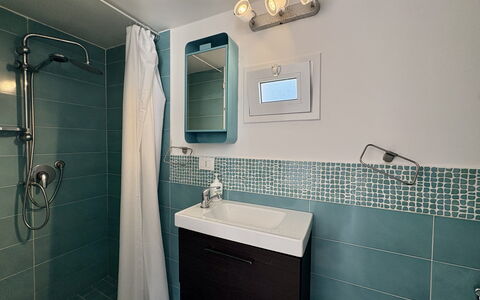 Punta Braccetto Fronte Mare: Idraulico Fixture, Parete, Interior Design, Bagno, Pavimentazione, Lavandino Del Bagno, Lavello, Pavimento, Rubinetto, Idraulico