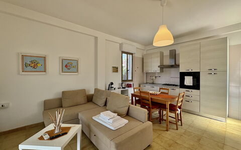 Punta Braccetto Fronte Mare: Mobilia, Interior Design, Pavimentazione, Pavimento, Camera, Divano, Legna, Soffitto, Tavolo, Soggiorno