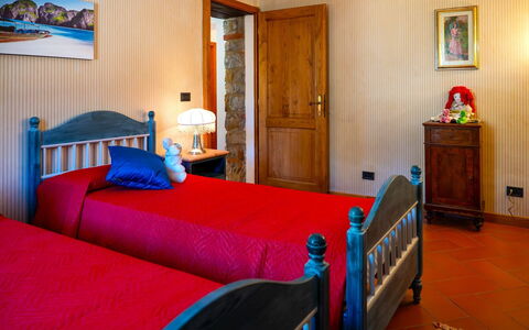 Villa la Guardiola: Mobilia, Camera Da Letto, Letto, Interior Design, Legna, Lenzuolo, Bedding, Tessile, Camera, Pavimentazione