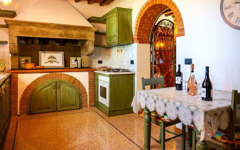 Villa la Guardiola: Interior Design, Parete, Mobilia, Pavimentazione, Soffitto, Illuminazione, Pavimento, Camera, Cucina, Color Legno