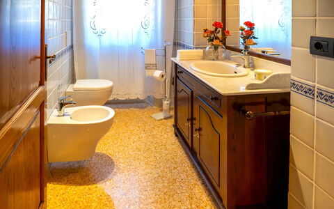Villa la Guardiola: Bagno, Lavandino Del Bagno, Idraulico Fixture, Lavello, Pavimentazione, Interior Design, Rubinetto, Pavimento, Idraulico, Gabinetto