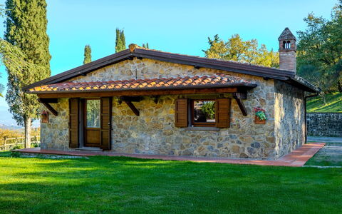 Villa la Guardiola: Legna, Villetta, Casa, Tetto, Casa, Porta, Lotto, Agriturismo, Giardino, Estate
