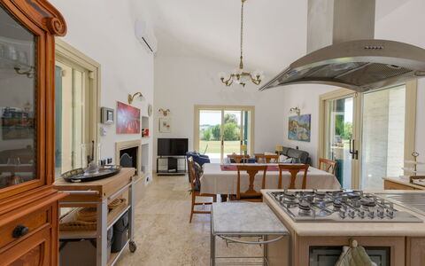 La Sorgente: Mobilia, Pavimentazione, Interior Design, Casa, Pavimento, Controsoffitto, Cucina, Soffitto, Illuminazione, Sedia
