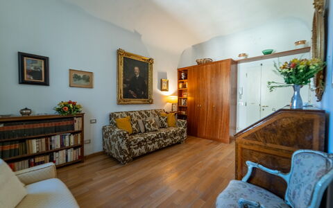 Casa dello Scrittore: Mobilia, Interior Design, Parete, Pavimentazione, Legna, Pavimento, Divano, Cornice, Camera, Soggiorno