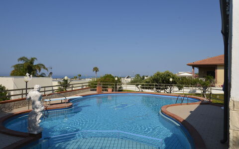 Villa Sole Mare: Piscina, Ricorrere, Sedia, Shade, Eco Hotel, Hotel, Balcone, Mobili Da Esterno, Villa