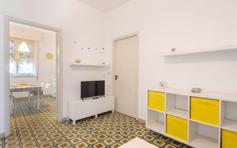 Villa Sole Mare: Pavimentazione, Pavimento, Interior Design, Camera, Soffitto, Appartamento, Modanatura, Piastrella, Scaffalature