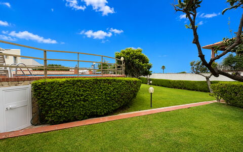 Villa Sole Mare: Giardino, Landscaping, Prato, Shade, Hedge, Parco, Cortile, Erba Sintetica, Passerella