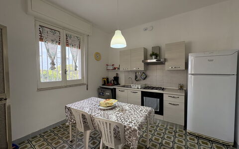 Villa Sole Mare: Mobilia, Pavimentazione, Interior Design, Pavimento, Legna, Apparecchio Major, Elettrodomestico Da Cucina, Cucina, Camera, Illuminazione