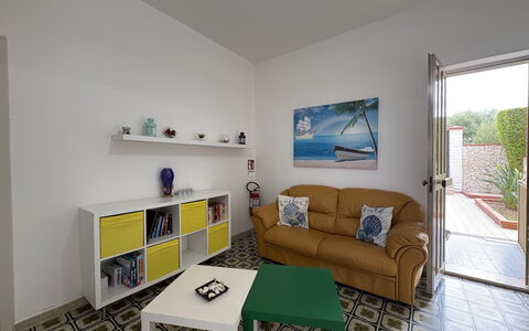 Villa Sole Mare: Mobilia, Interior Design, Pavimentazione, Pavimento, Parete, Legna, Camera, Soffitto, Divano, Soggiorno