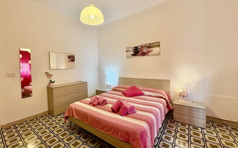 Villa Sole Mare: Pavimento, Pavimentazione, Interior Design, Letto, Camera Da Letto, Legna, Mobilia, Camera, Lenzuolo, Bedding