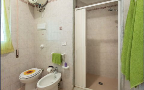 Villa Sole Mare: Pavimentazione, Pavimento, Idraulico Fixture, Interior Design, Lavello, Camera, Lavandino Del Bagno, Idraulico, Rubinetto, Bagno