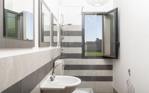 Villa Costa: Parete, Lavandino Del Bagno, Idraulico Fixture, Interior Design, Pavimentazione, Bagno, Pavimento, Lavello, Idraulico, Rubinetto