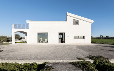 Villa Costa: Cielo, Architettura, Casa, Materiale Composito, Estate, Calcestruzzo, Driveway, Gesso, Villa