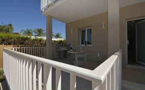 Villa Benvenuti al Sud: Parete, Pavimento, Casa, Zona Residenziale, Portico, Balcone, Materiale Composito, Appartamento, Corrimano, Shade