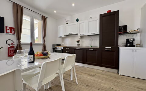 Villa Benvenuti al Sud: Mobilia, Pavimentazione, Interior Design, Cucina, Legna, Pavimento, Pavimento In Legno, Controsoffitto, Cabinetry, Elettrodomestico Da Cucina