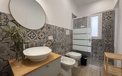 Villa Benvenuti al Sud: Pavimentazione, Pavimento, Toilet Seat, Idraulico Fixture, Interior Design, Bagno, Piastrella, Gabinetto, Lavello, Idraulico