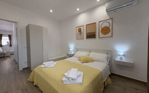 Villa Benvenuti al Sud: Pavimento, Legna, Pavimentazione, Interior Design, Soffitto, Camera Da Letto, Letto, Mobilia, Camera, Pavimento In Legno
