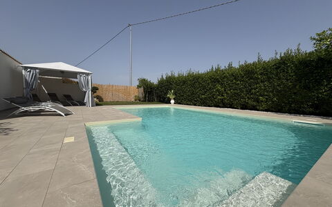 Villa Benvenuti al Sud: Piscina, Blu, Ricorrere, Materiale Composito, Giochi D'Acqua, Shade, Tempo Libero, Calcestruzzo, Eco Hotel, Piastrella