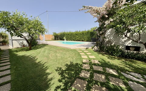 Villa Benvenuti al Sud: Giardino, Piscina, Prato, Shade, Landscaping, Backyard, Cortile, Flagstone, Erba Sintetica