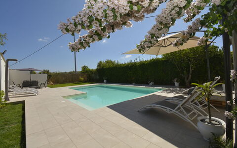 Villa Benvenuti al Sud: Piscina, Materiale Composito, Ricorrere, Shade, Giardino, Landscaping, Mobili Da Esterno, Cortile, Calcestruzzo, Cortile